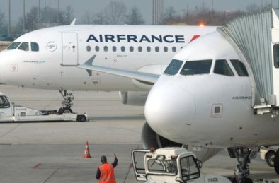 Bé gái 4 tuổi bị nhét trong hành lý xách tay trong chuyến bay đến Paris